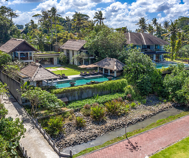 Seseh Beach Villa I - Pool and poolside living bale